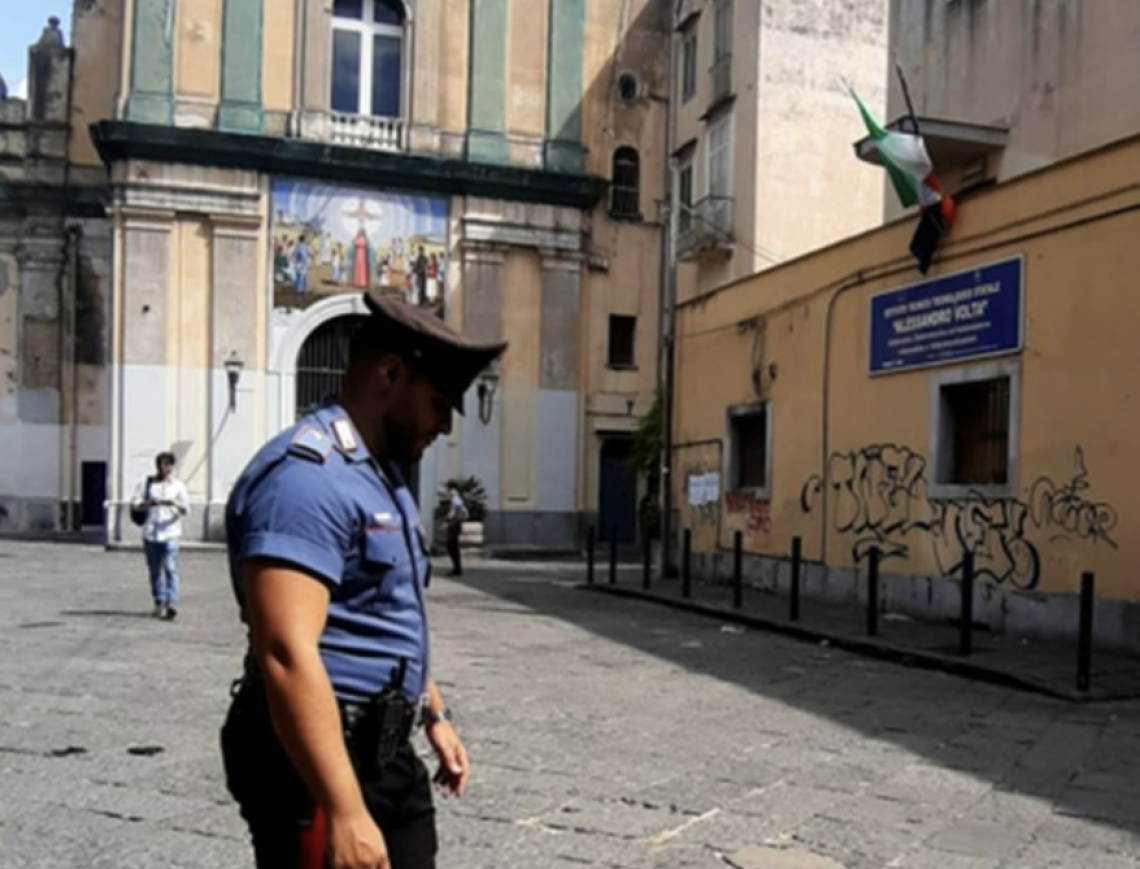 Studente 17enne aggredisce a martellate ex compagno a scuola