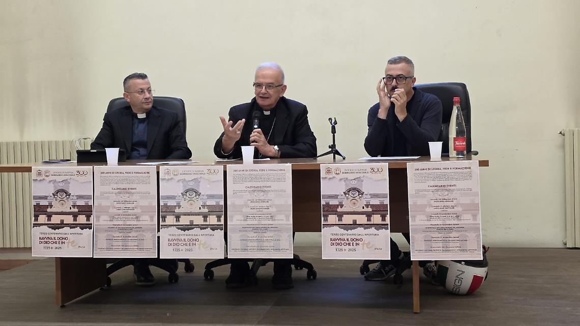 Nuovo anno pastorale, il vescovo Spinillo incontra i giornalisti