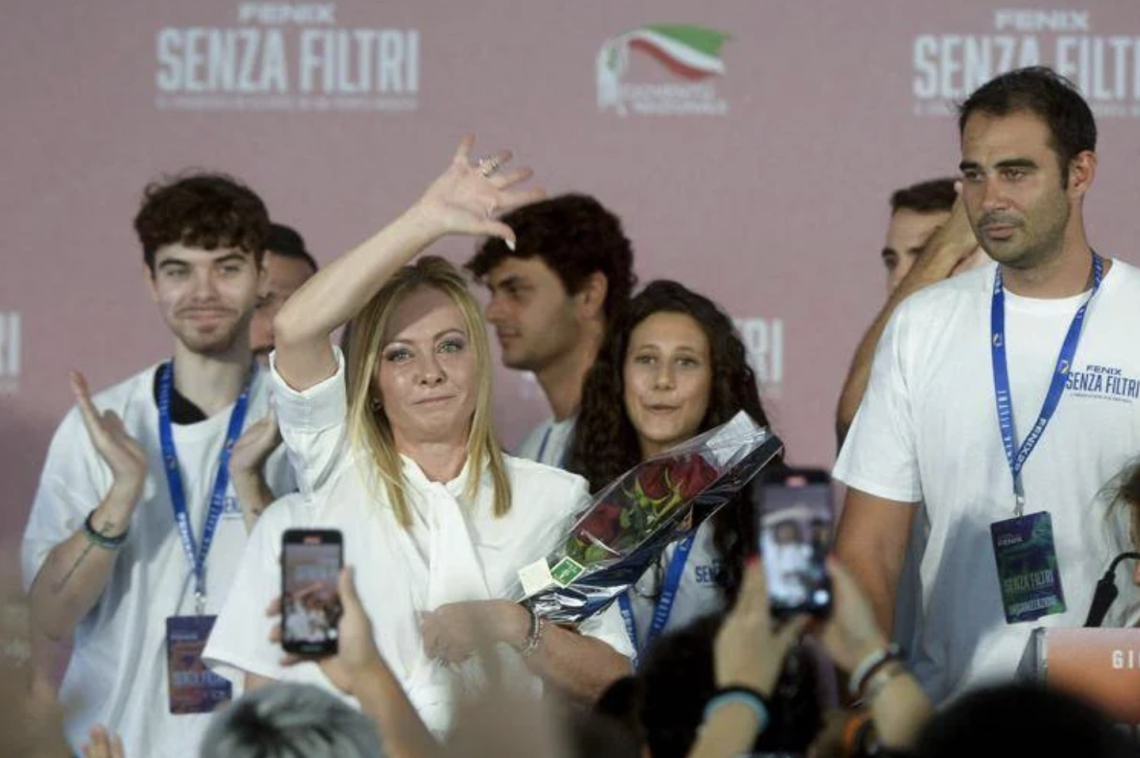 Meloni sul palco di Fenix: «Minacce si moltiplicano, ma non abbiamo paura»