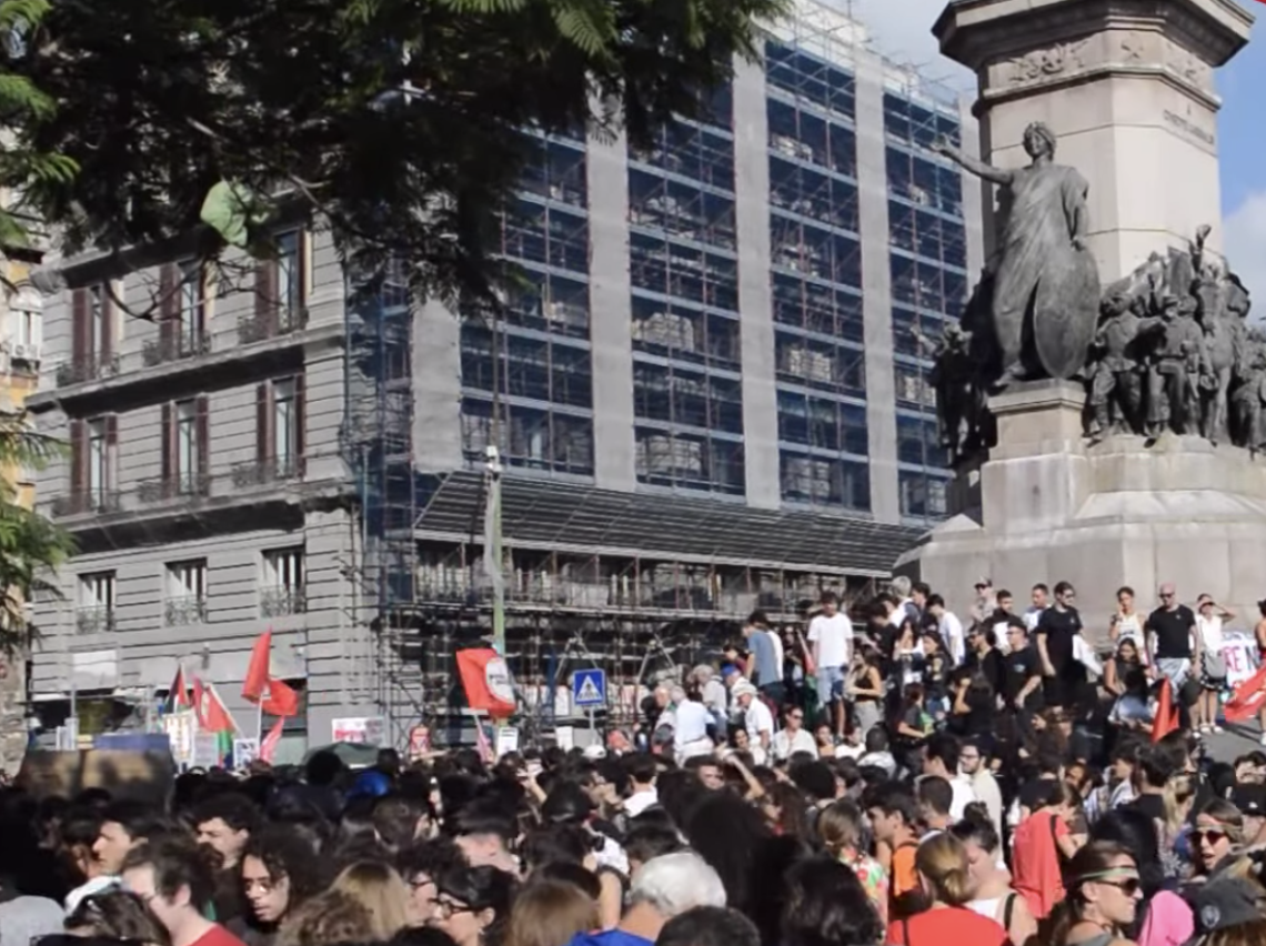 Migliaia di studenti al corteo a Napoli, ferme due funicolari