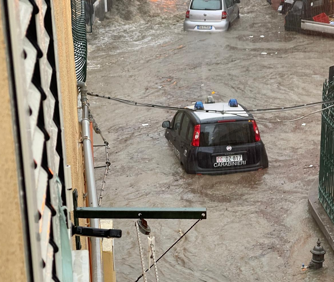 Nubifragio a Ischia, strade allagate: auto dei carabinieri trascinata da fiume d'acqua