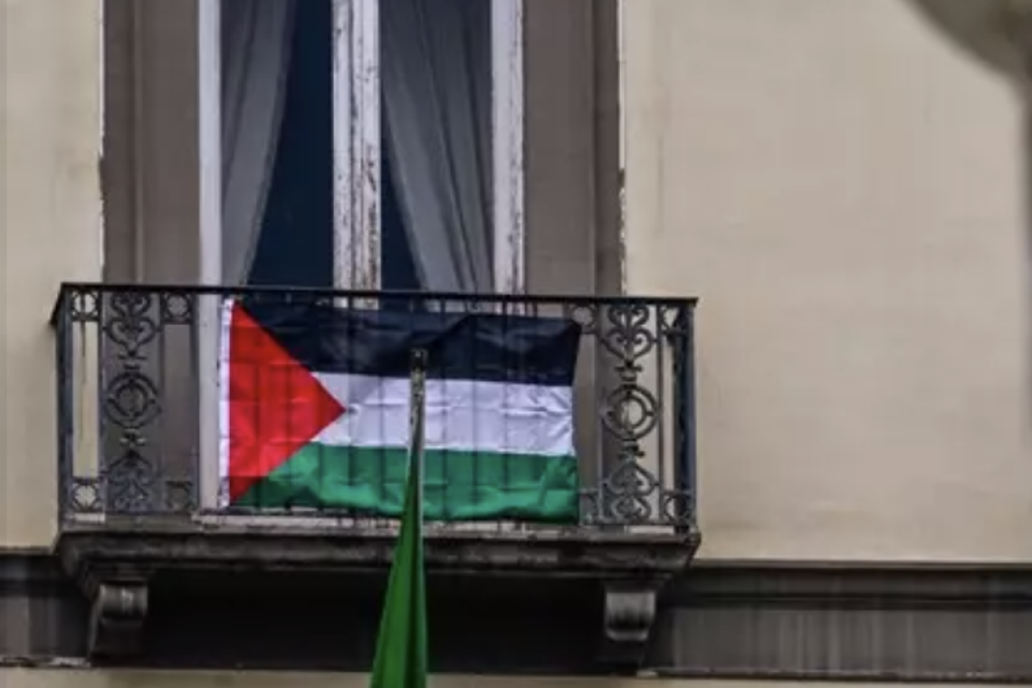 Bandiera palestinese sulla facciata di Palazzo San Giacomo