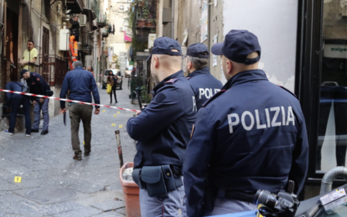 Bomba carta esplode nella notte nel terrazzo di un basso