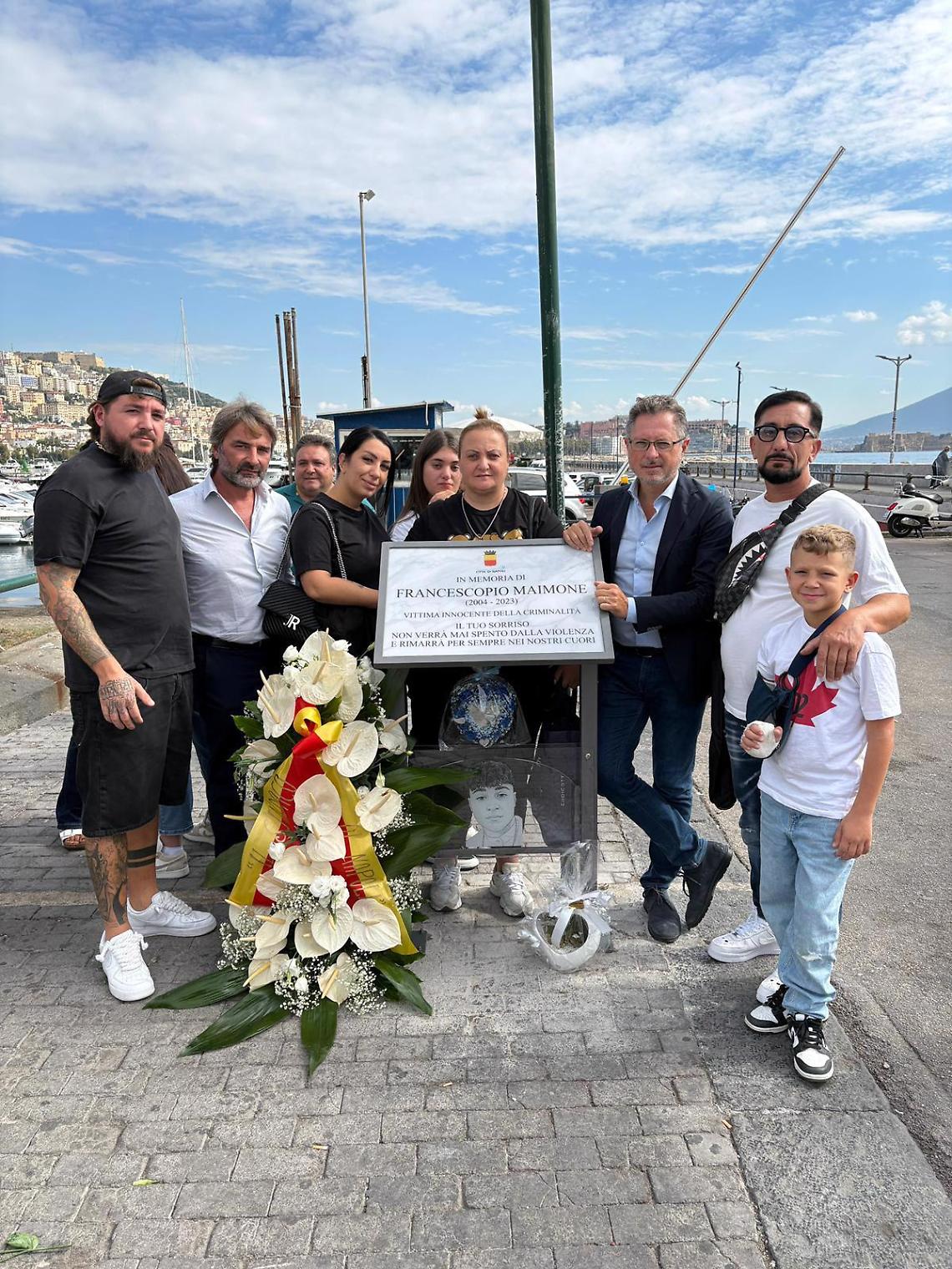 A Mergellina una targa per Francesco Pio