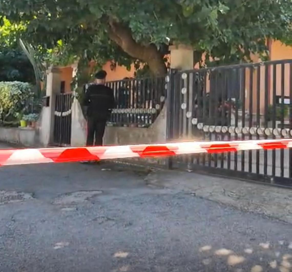 Uccide la moglie a colpi di pietra e scappa