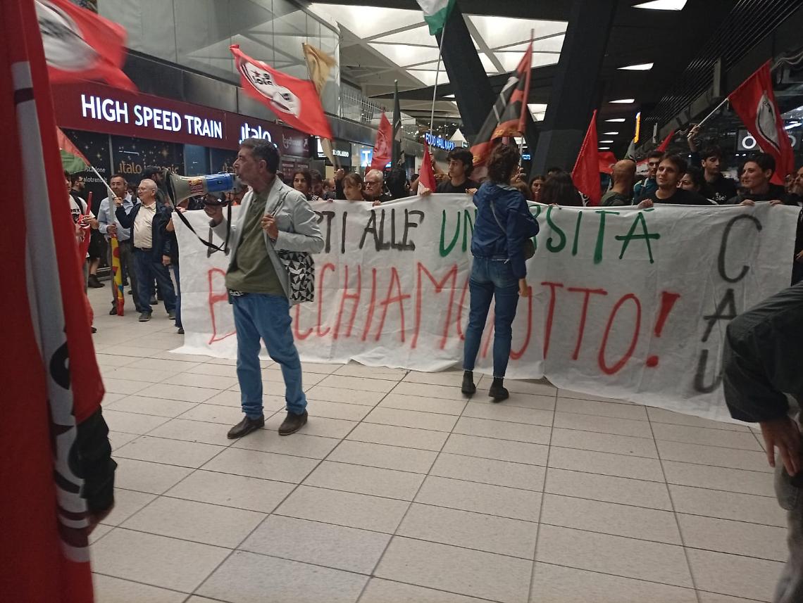 Protesta per Gaza, occupati i binari della Stazione Centrale