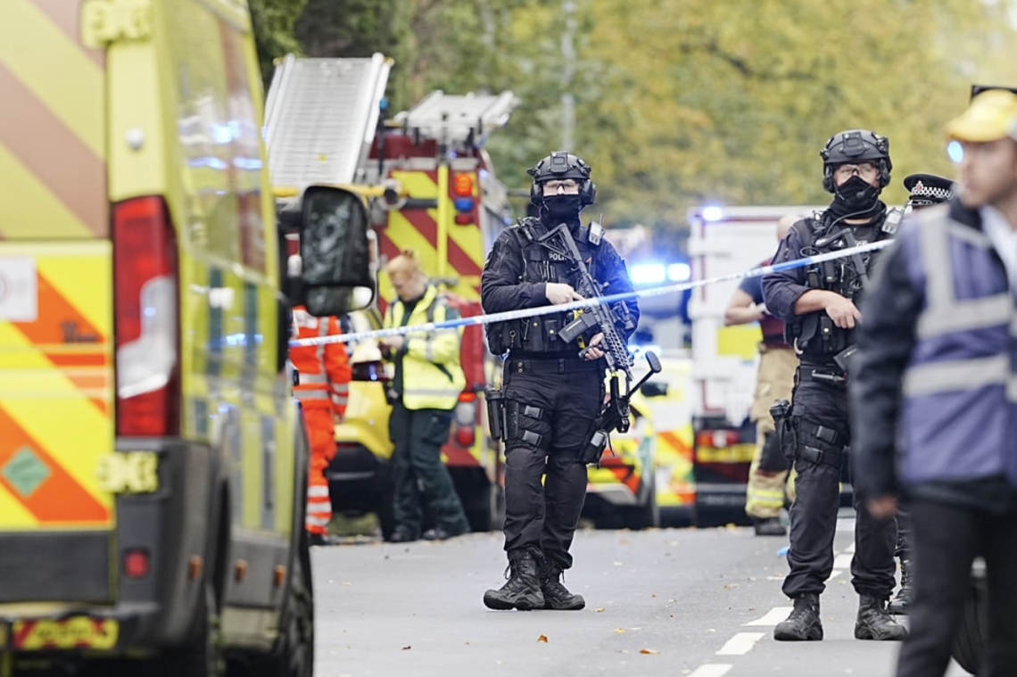 Manchester, attacco con coltello davanti a una sinagoga: 2 morti. Ucciso anche l'aggressore