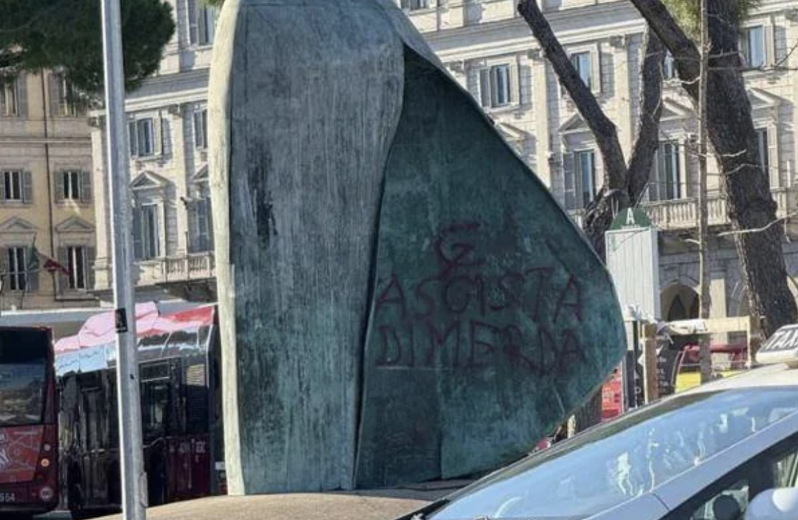 Imbrattata la statua di Papa Wojtyla con falce e martello e la scritta «fascista»