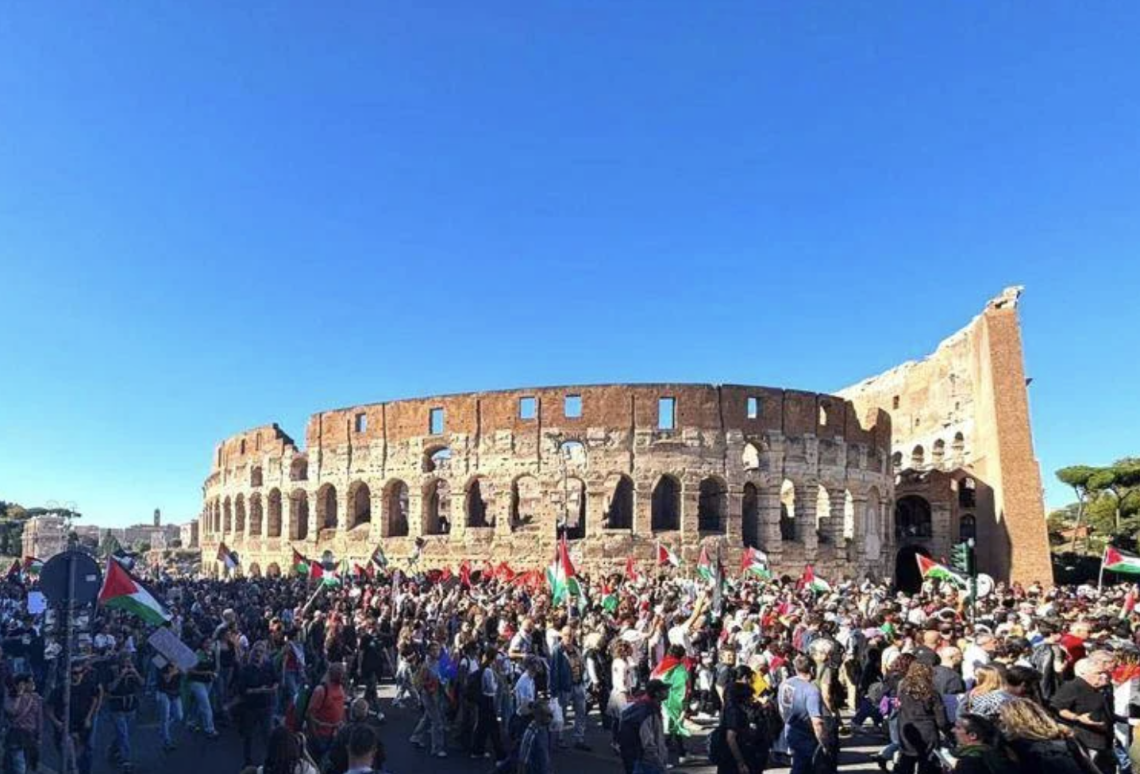 A Roma la manifestazione per Gaza: «Siamo un milione». Tra gli striscioni spunta bandiera di Hamas