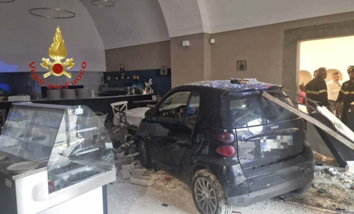 Piomba con l'auto dentro un ristorante a Salerno, una donna in ospedale