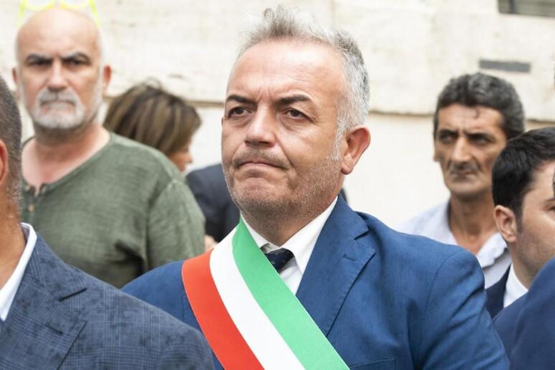 Fdi sfiducia il sindaco perché la moglie si candida con Forza Italia