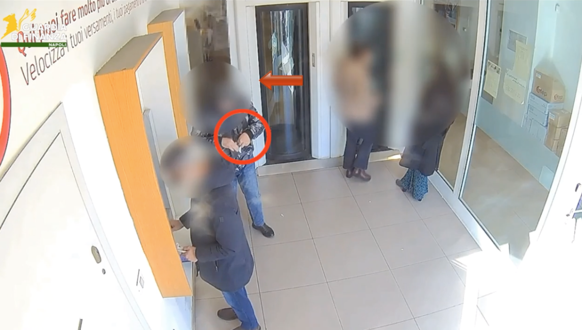 Si finge cieco per 20 anni: arrestato lui e la moglie