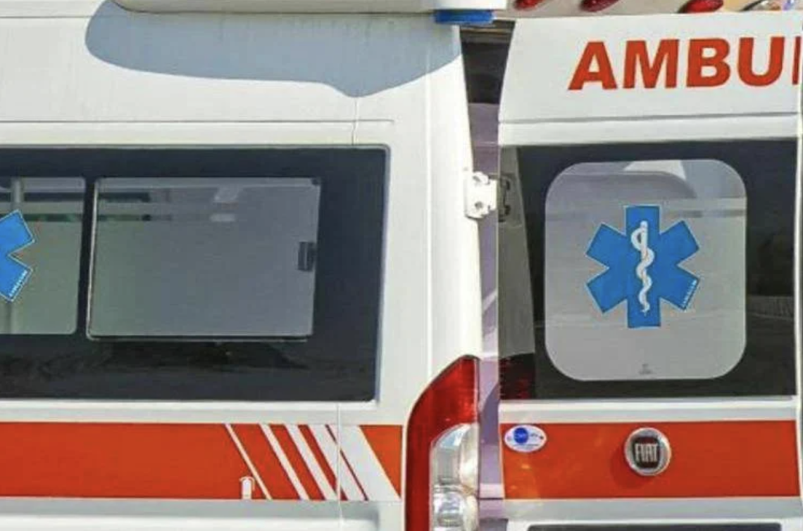 Ufficiale giudiziario bussa per sfrattarlo, lui si getta dal sesto piano: morto 71enne