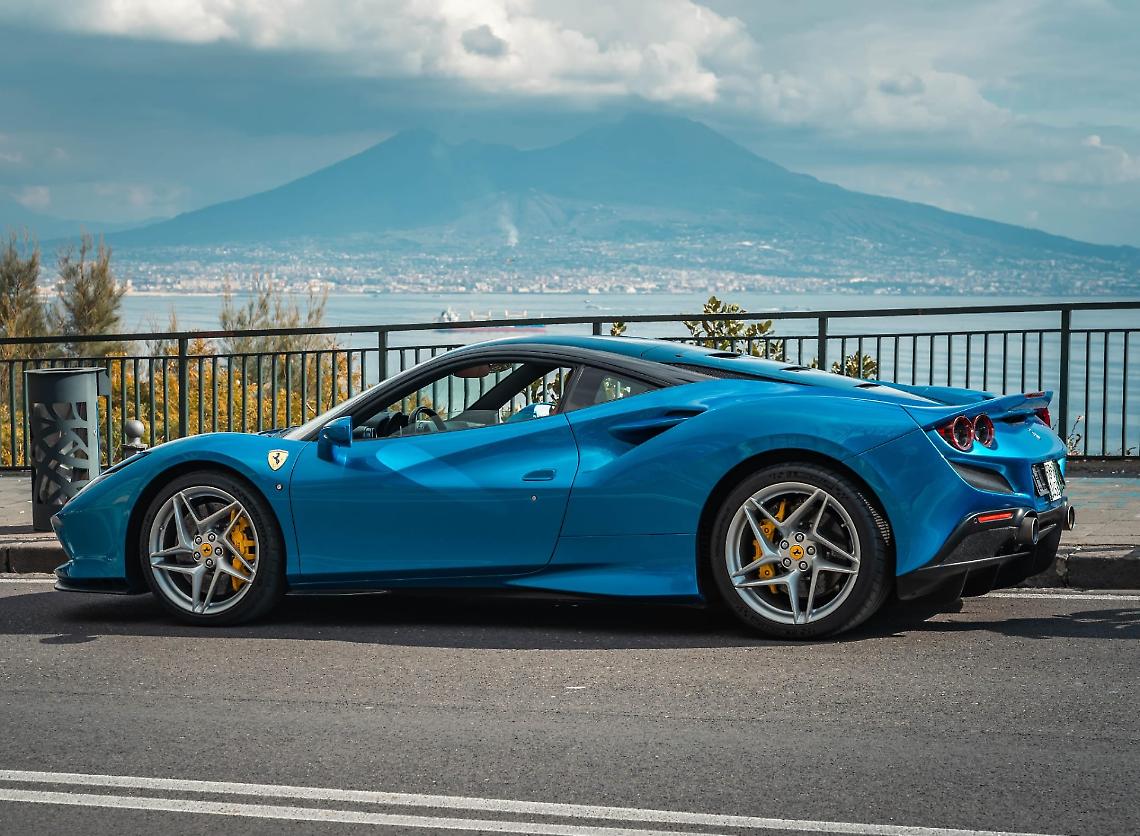 Sul lungomare di Napoli arrivano le supercar 