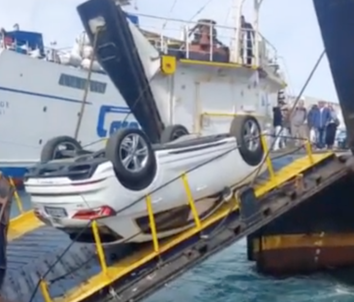 Auto si ribalta durante sbarco da traghetto: famiglia salva