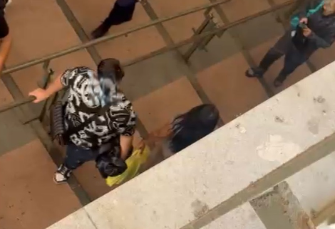 Aggredito e minacciato perché gay: «Fr**** ti accoltello in faccia»