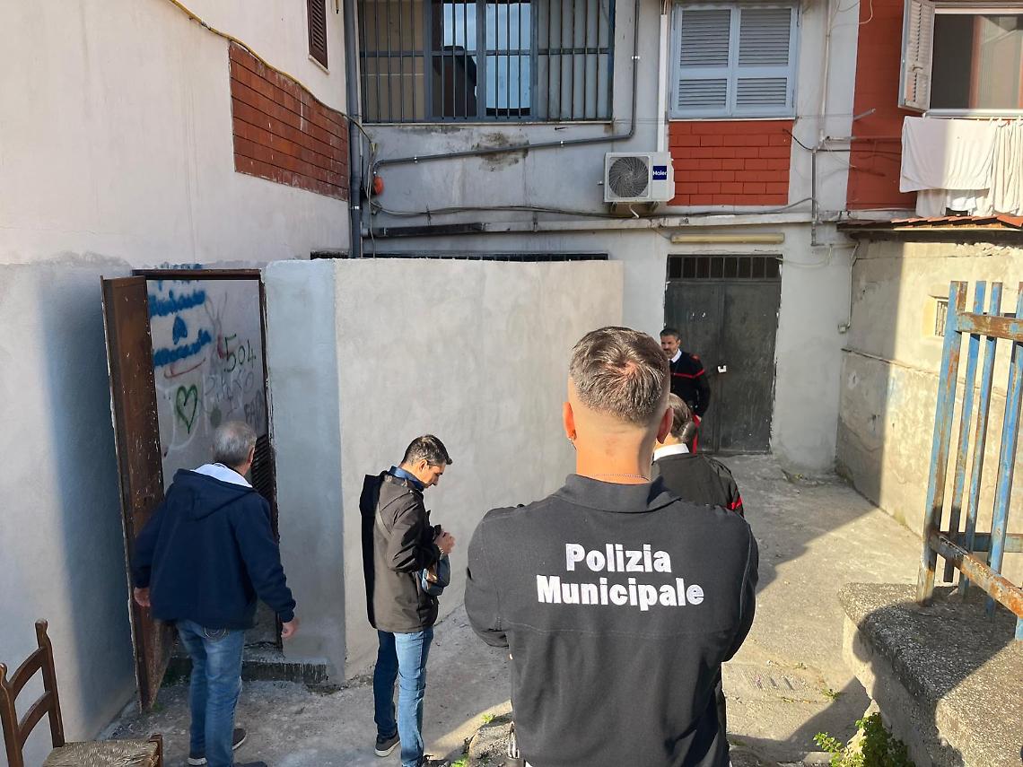Manufatto abusivo e attività riciclaggio a Scampia, scatta il sequestro