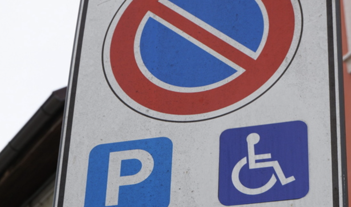 Posto auto riservato, offese ai genitori di un bimbo disabile
