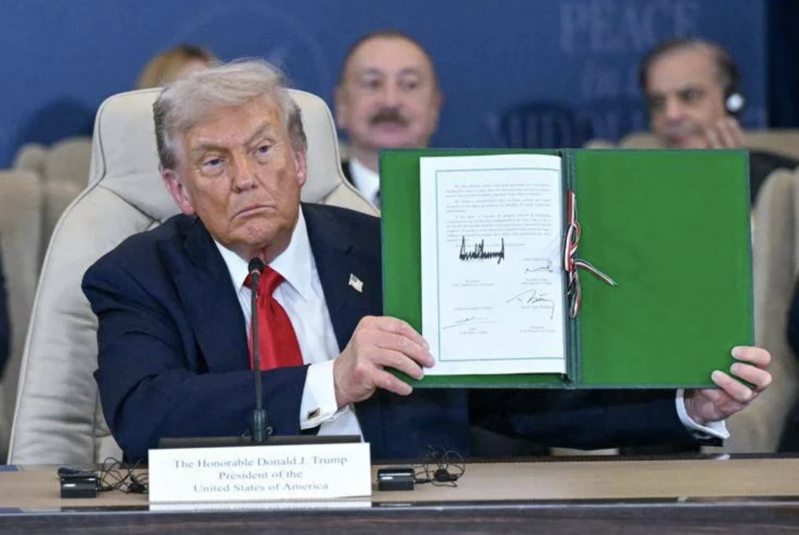 Gaza, firmato accordo a Sharm. Trump: «Tremila anni per arrivare alla pace»