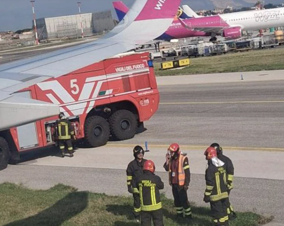 Atterraggio di sicurezza a Napoli per volo Sharm-Roma, a bordo stampa per vertice pace