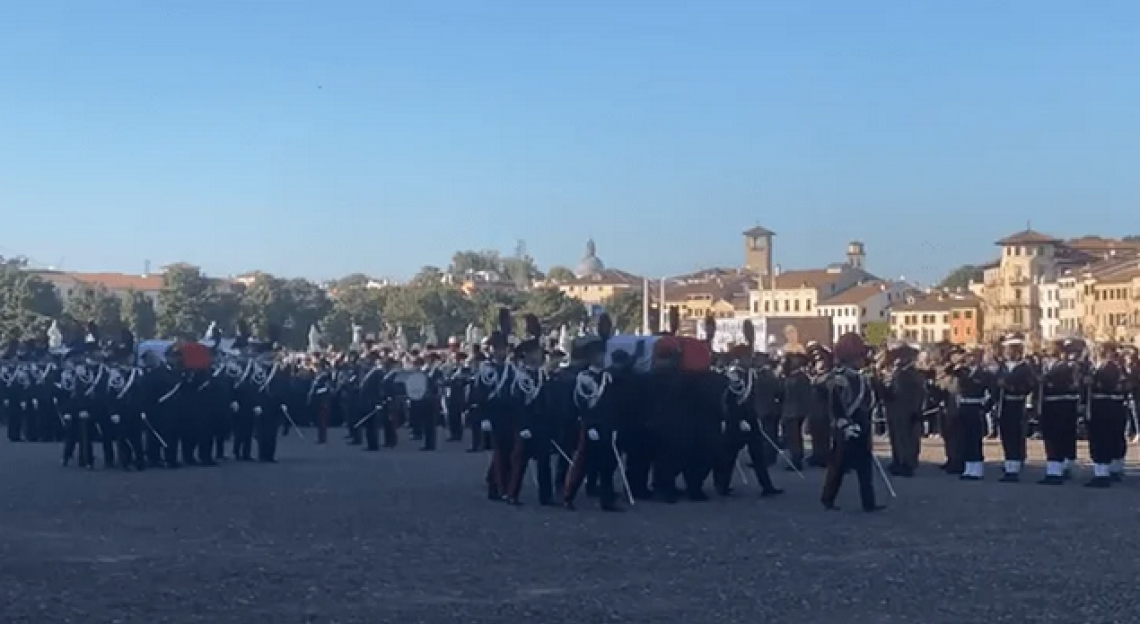 Commozione e rabbia per l'addio ai carabinieri uccisi
