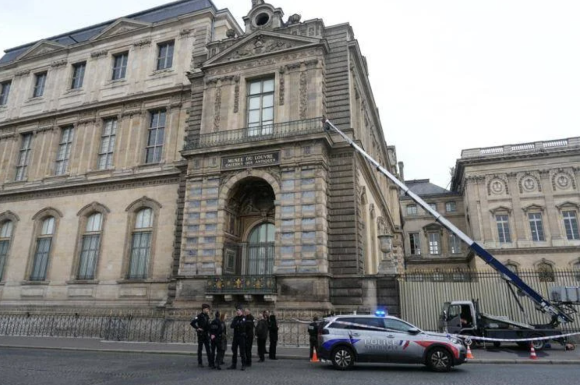 Colpo clamoroso al Louvre: rubati i gioielli di Napoleone, due sono stati ritrovati