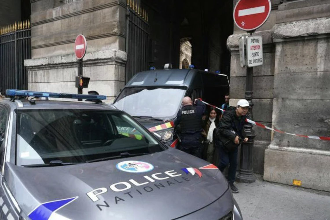 Louvre, il bottino del furto: rubati 8 gioielli, il valore è inestimabile