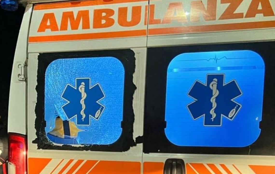 Sassi contro pullman dei tifosi di Pistoia, autista ucciso dopo match di basket a Rieti