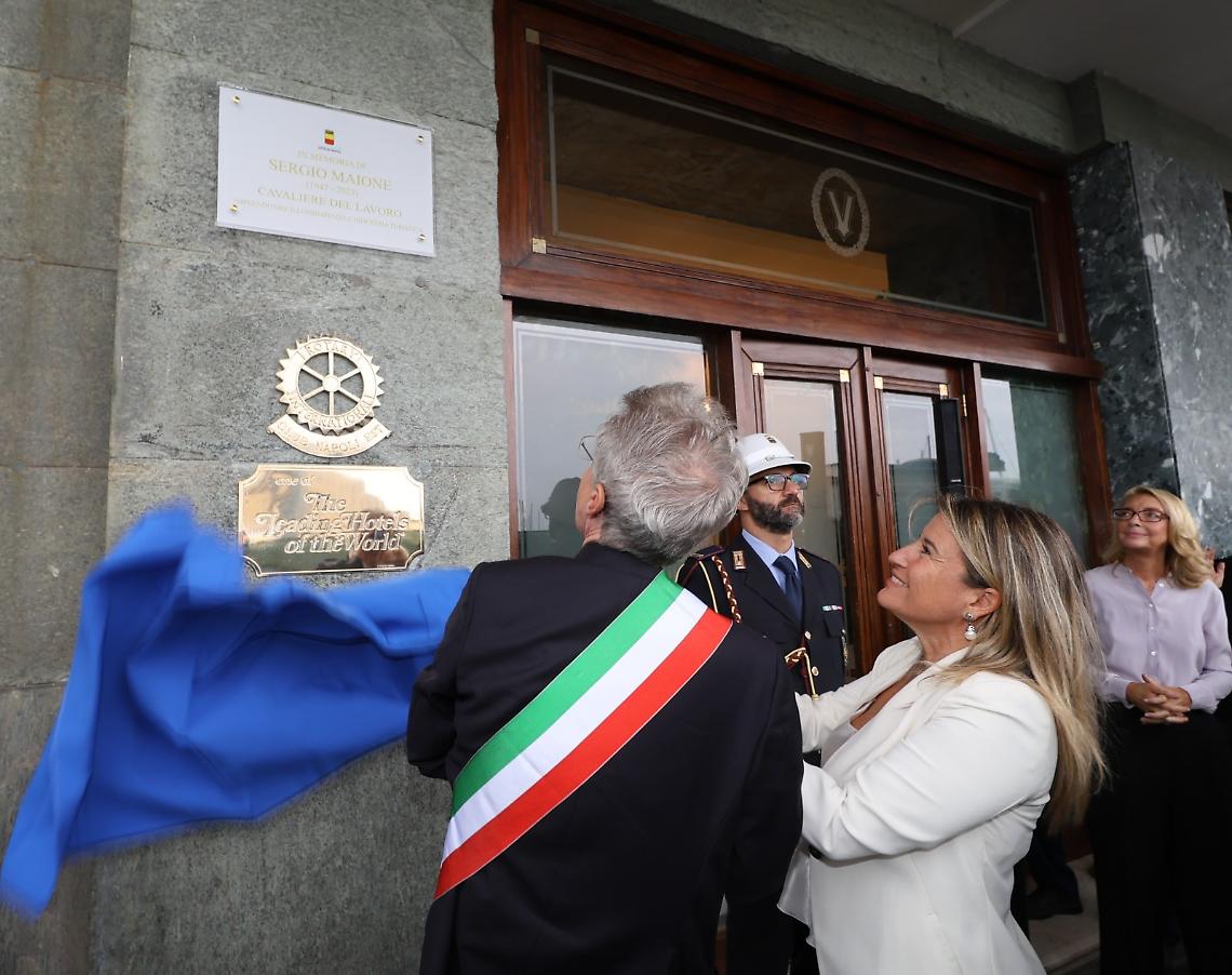 Una targa al Grand Hotel Vesuvio per ricordare il patron Sergio Maione
