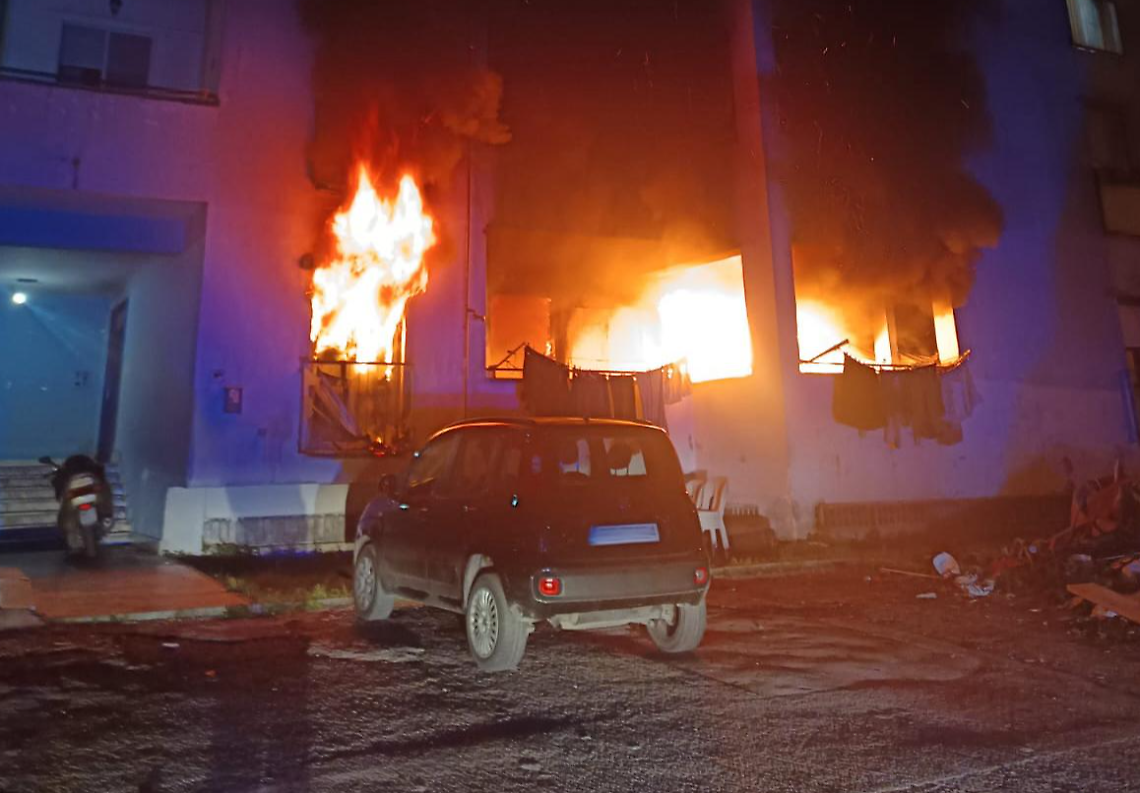 Incendio in un condominio: 4 feriti, evacuate 15 famiglie 