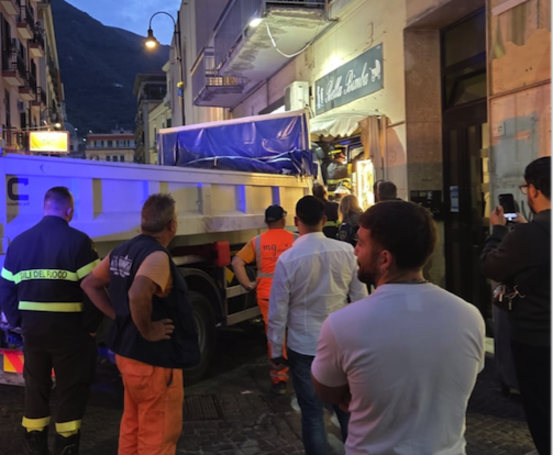 Camion si schianta in un negozio per bambini