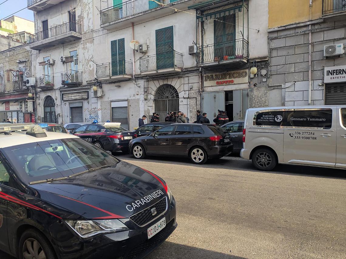 Cadavere nell'androne di un palazzo a San Giovanni a Teduccio