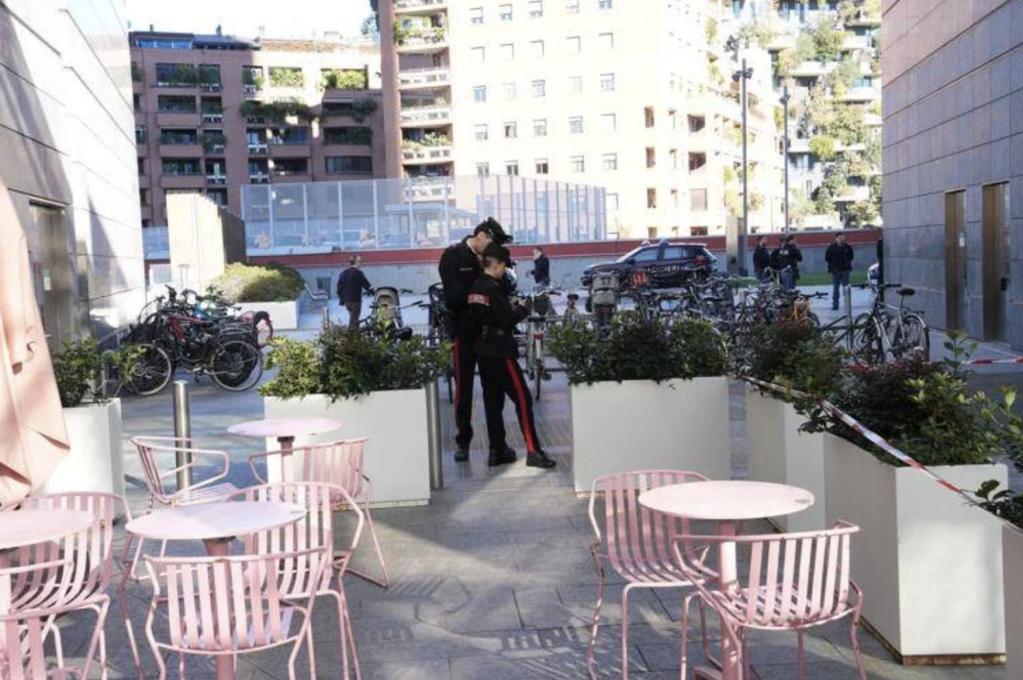 Donna accoltellata in piazza Gae Aulenti