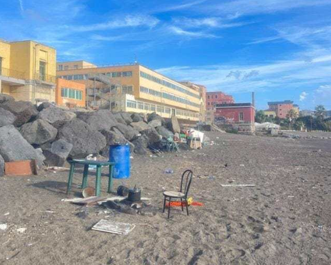 Bagnoli, «degrado sul litorale vicino alla scuola»