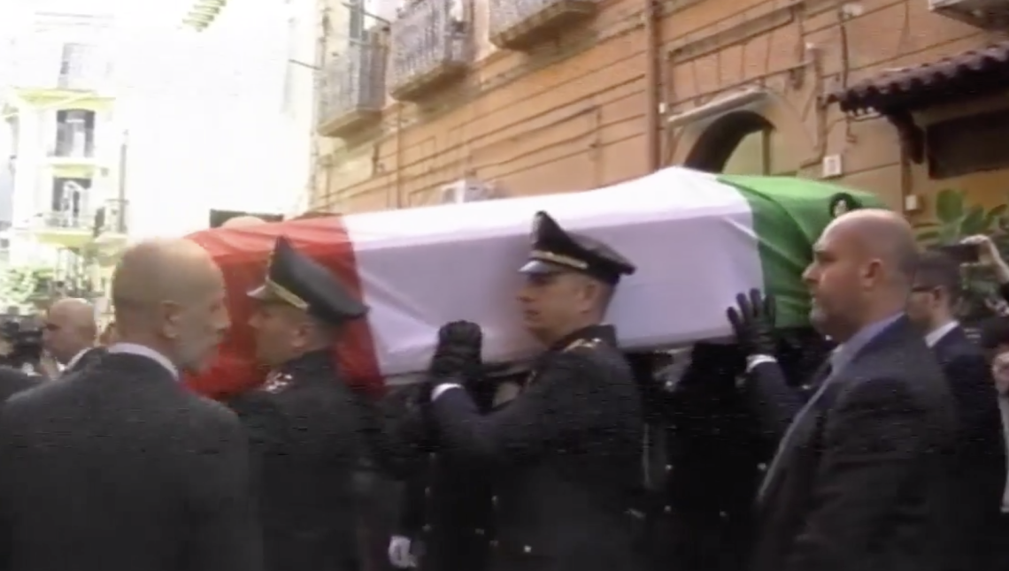 Folla ed emozione ai funerali di Aniello Scarpati
