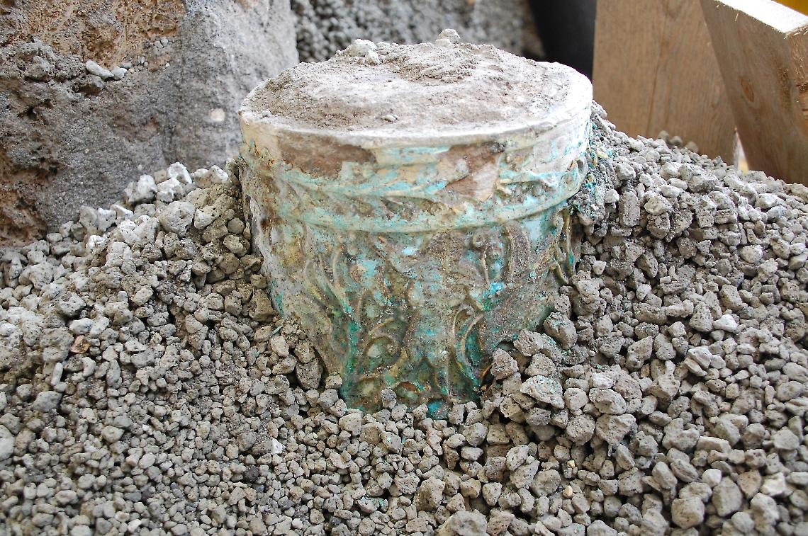 Pompei: vaso di pasta vitrea da Alessandria emerge in thermopolium