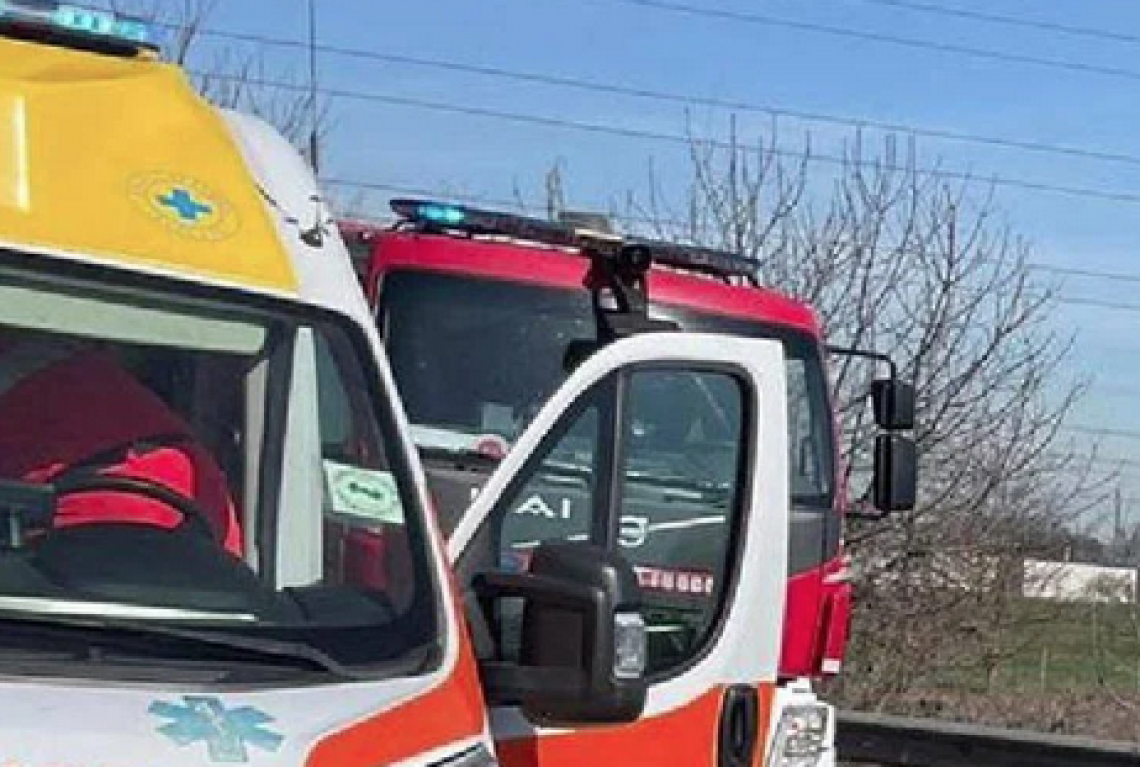 Bus di studenti contro un'auto: 1 morto e 20 feriti
