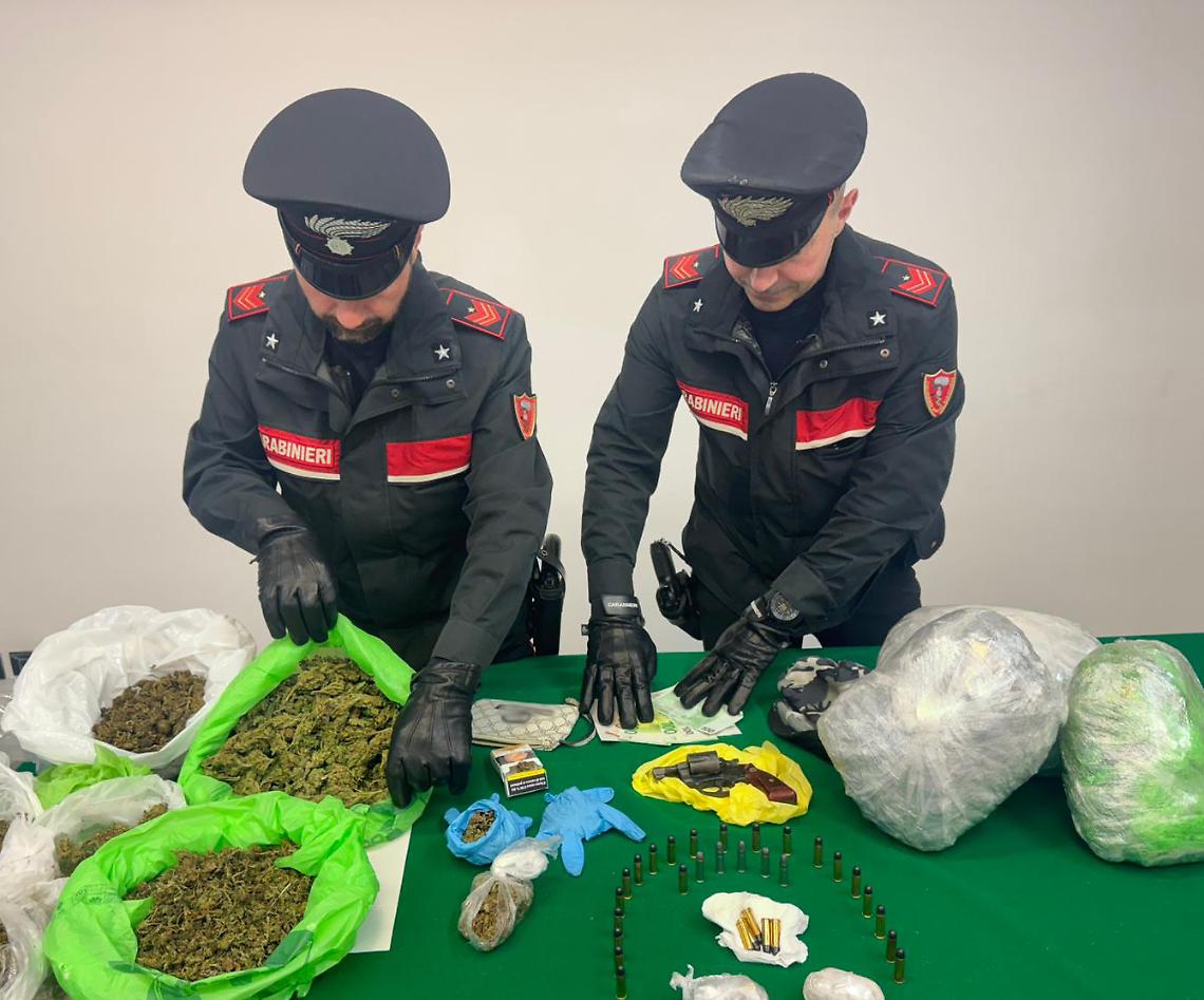 Trovato con droga e pistola, 50enne in manette