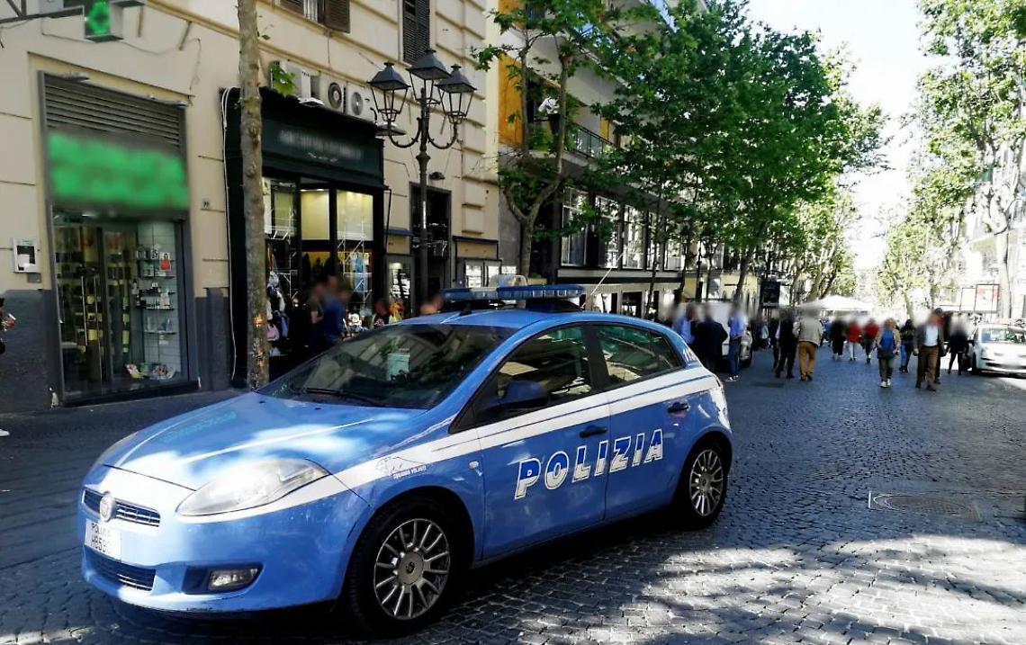 Coppia di anziani travolta mentre attraversa sulle strisce pedonali