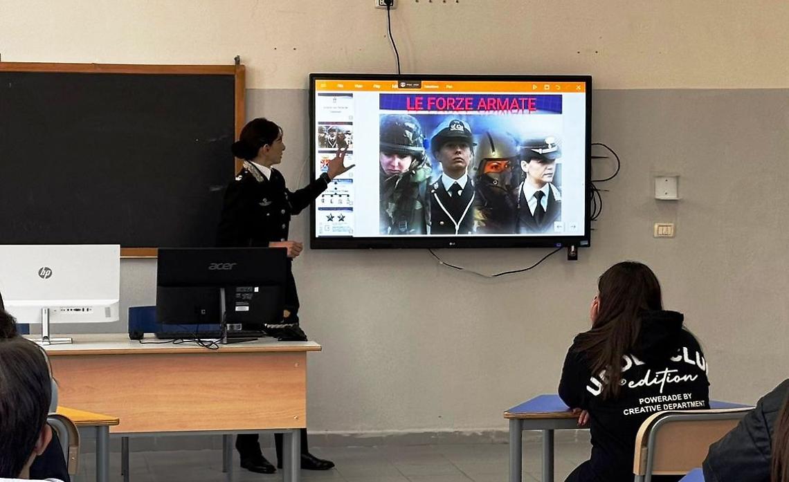 I carabinieri a scuola tra gli studenti dell'istituto “Esposito-Ferraioli”