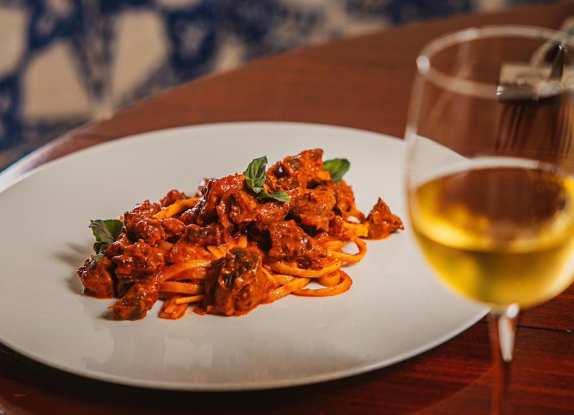 Alla Taverna La Riggiola la tradizione del quinto quarto di carne e di pesce è servita 