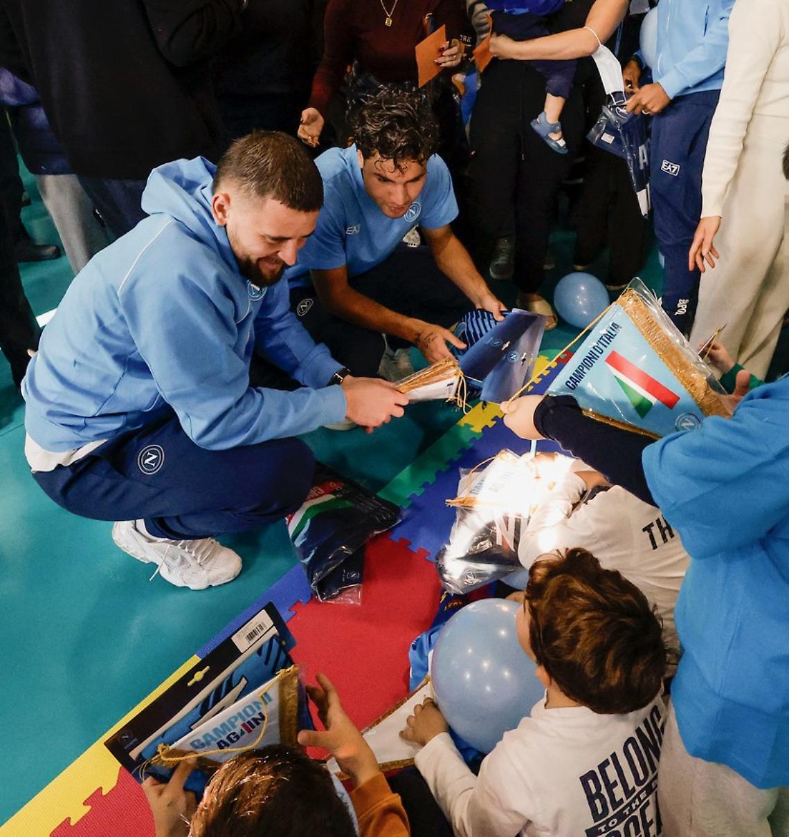 I giocatori del Napoli dai piccoli pazienti del Policlinico Federico II