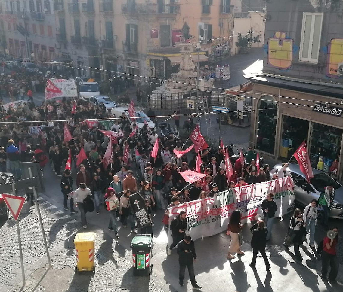 Studenti in piazza a Napoli, al corteo anche una bara per morte scuola pubblica