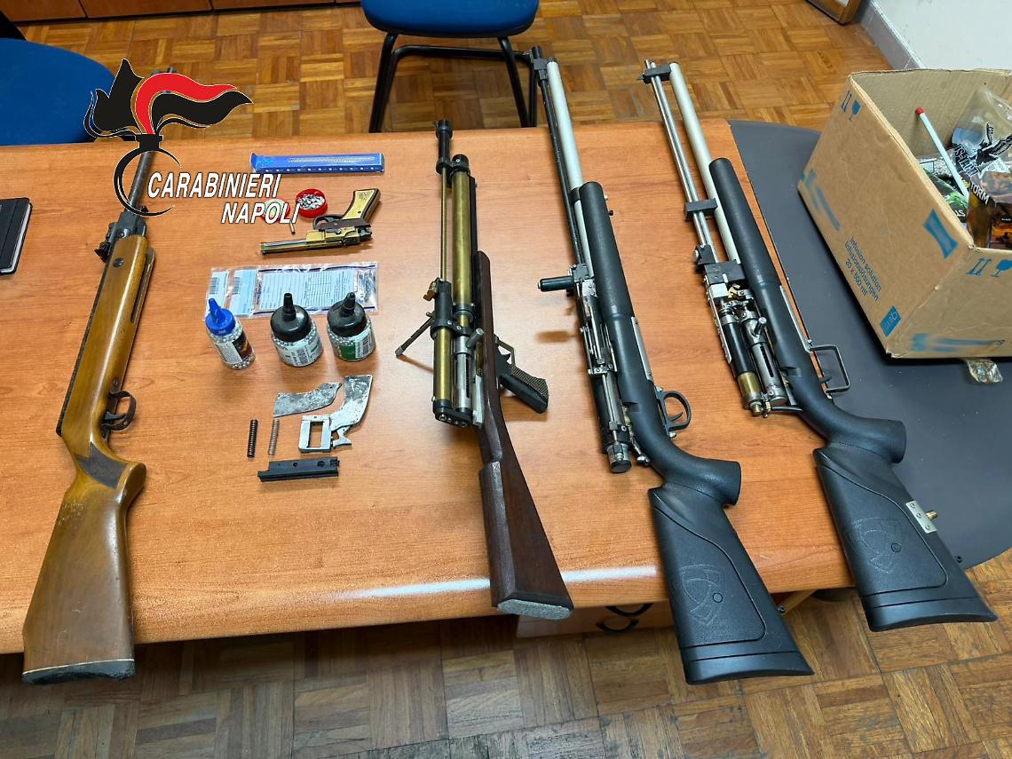 Anziano spara contro auto in sosta con fucile a pallini