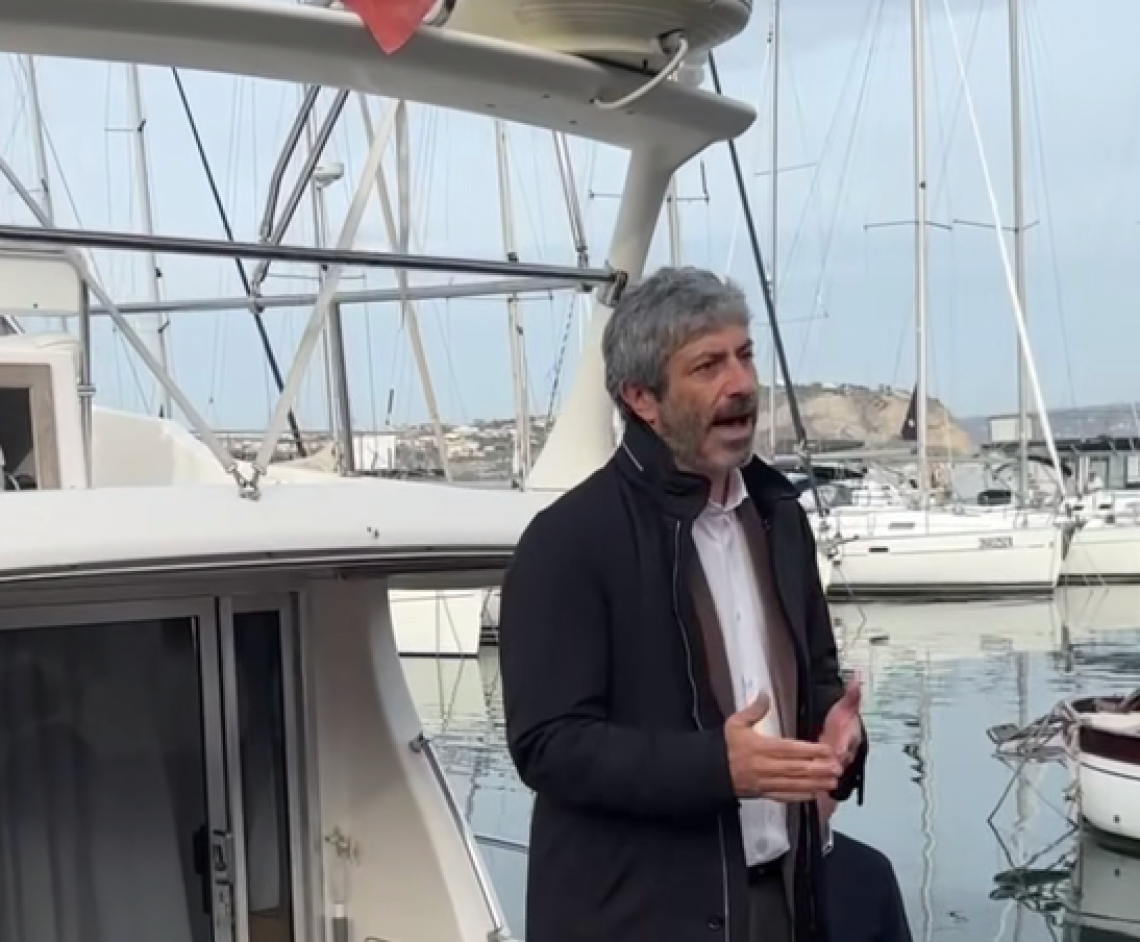 Fico posta video dal gozzo: «Ecco di cosa parla Fdi da una settimana» 