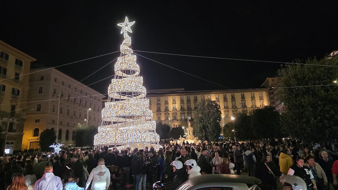 Napoli, si accendono le luci: via alle feste di Natale