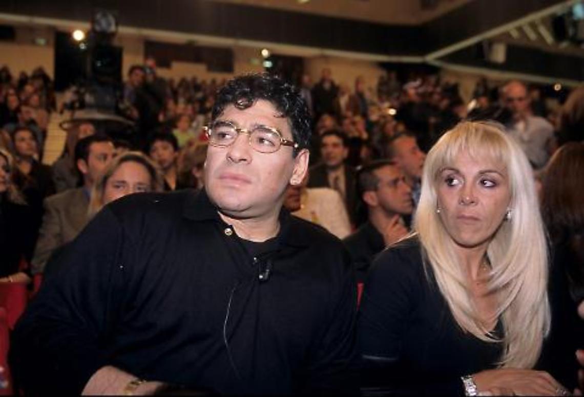 L'ex moglie e le figlie di Maradona: bugie da Ceci