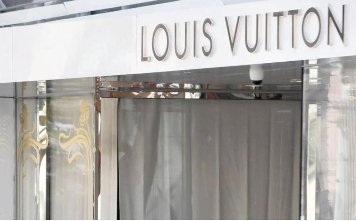 Colpo grosso da Louis Vuitton in via dei Condotti, vetrina sfondata con l'auto e merce rubata