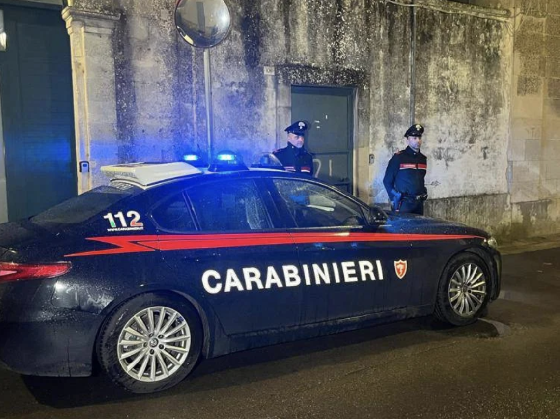 Bimbo di 8 anni trovato morto in casa, corpo della madre in mare: l'allarme del padre