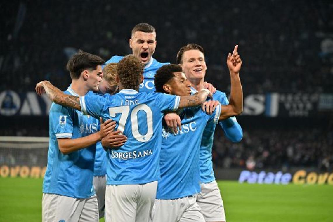 Il Napoli batte 3-1 l'Atalanta e torna in vetta